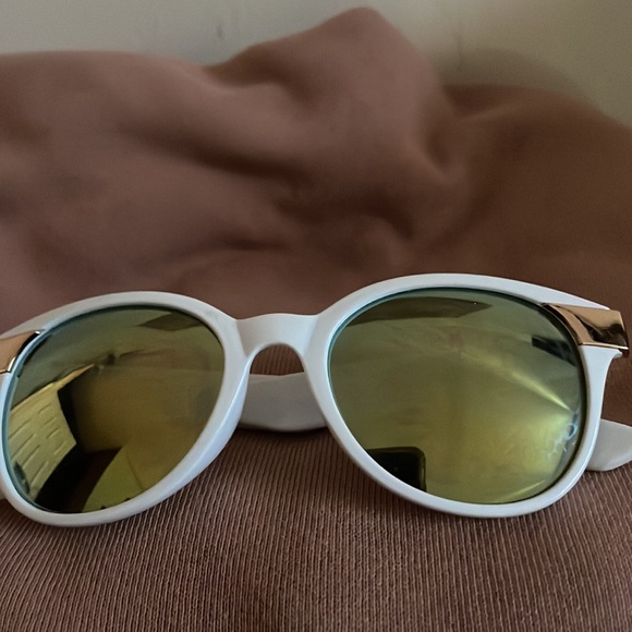 White sunglasses - Picture 3 of 3